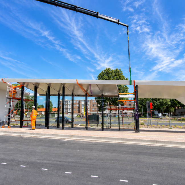 Montage van de composiet overkapping van de ABRI in Katwijk