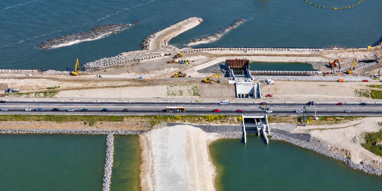 Luchtfoto van de Vismigratierivier in de Afsluitdijk tijdens de aanleg
