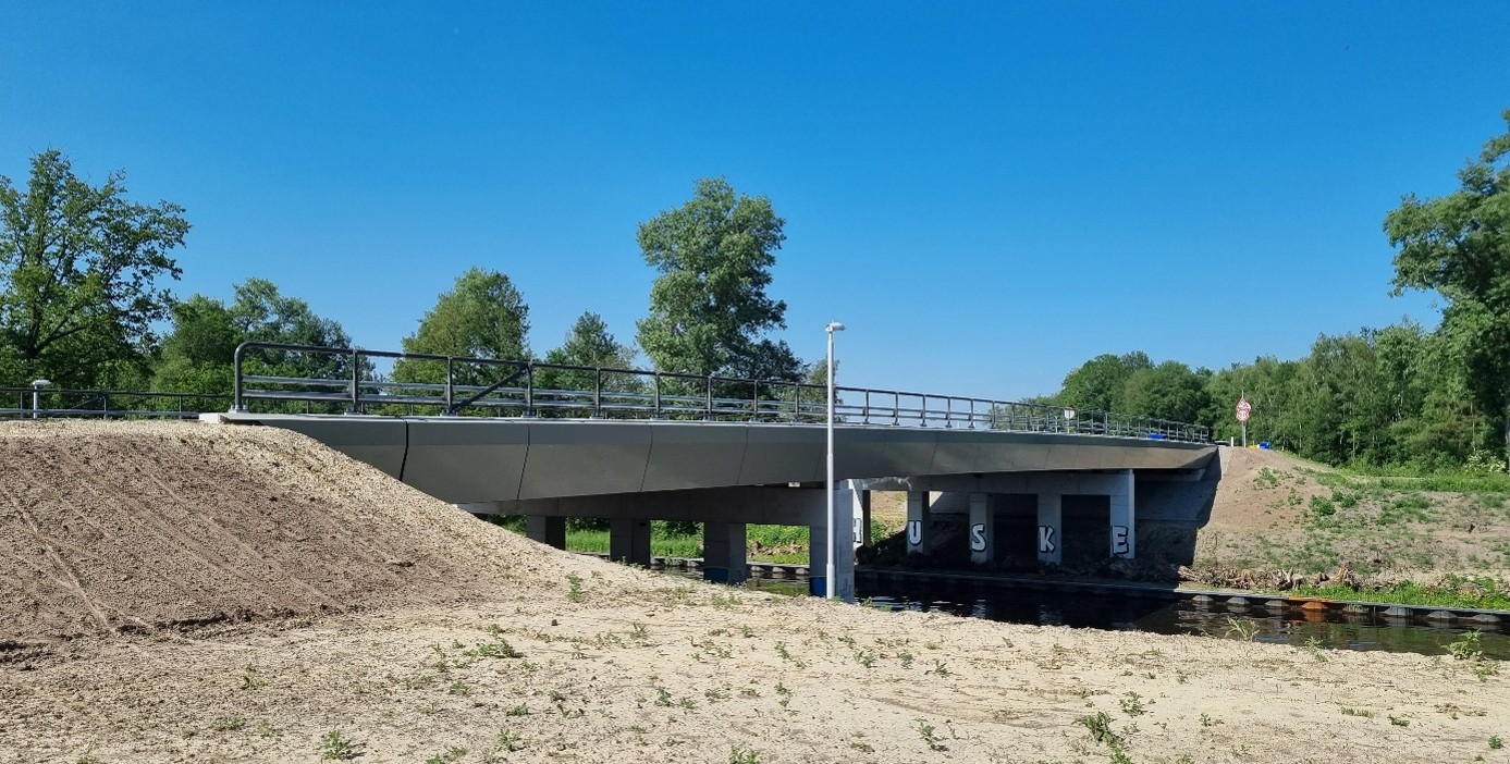 Brug in Brainport Eindhoven met composiet randelementen langs het brugdek