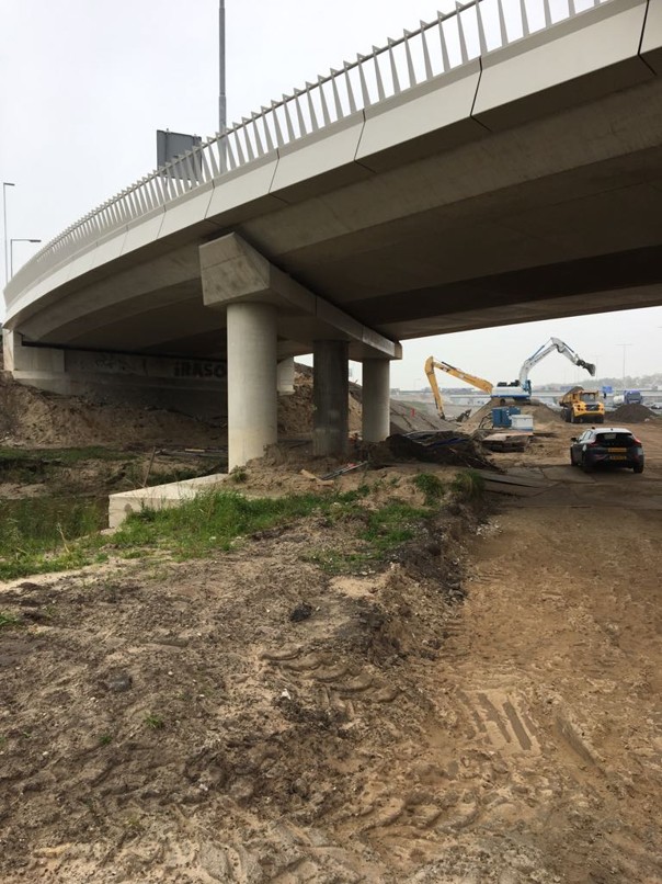 Composiet randelementen langs een fly-over bij knooppunt Holendrecht A2/A9