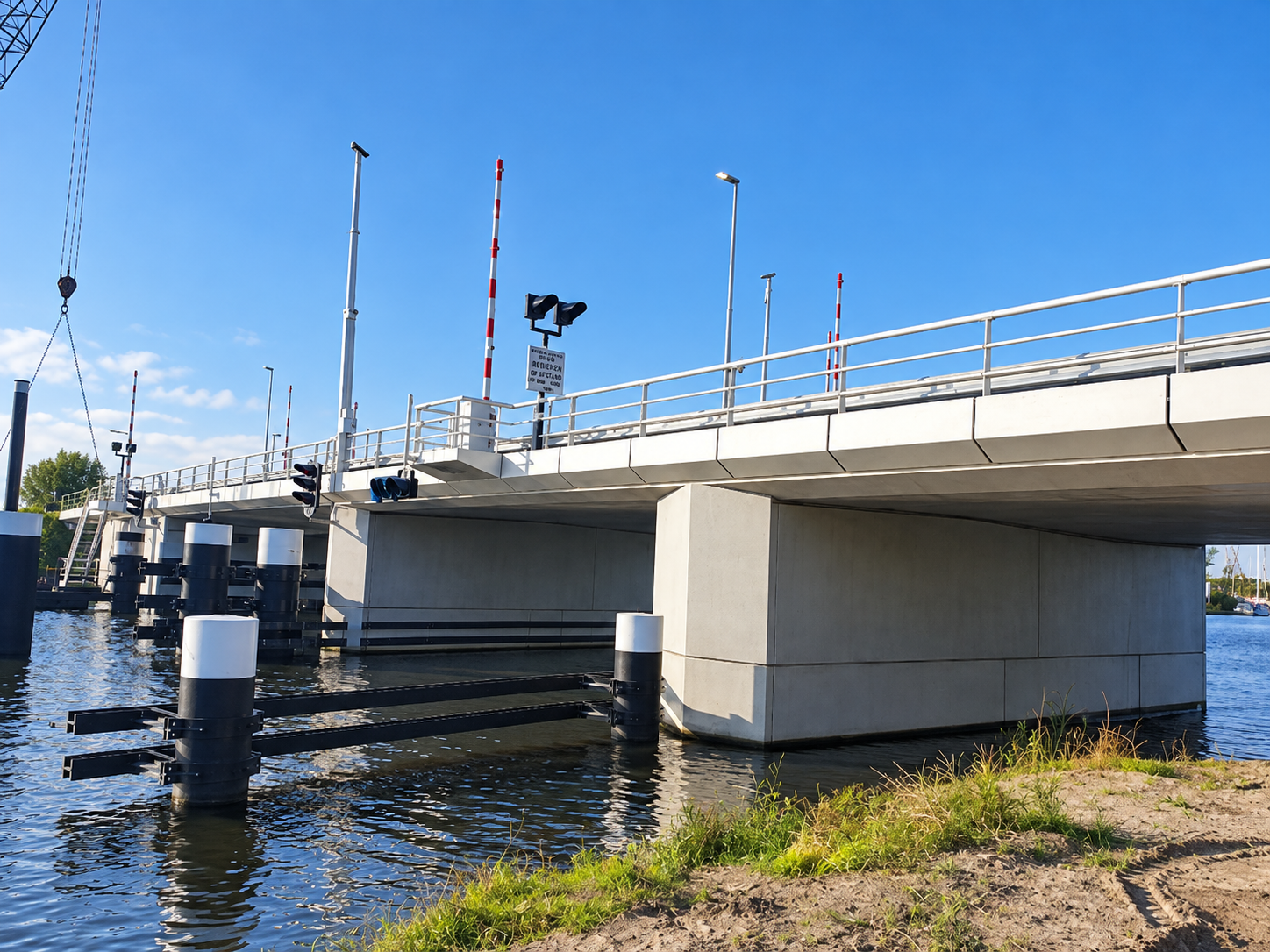 Kogerpolderbrug bij de N244 met composiet randelementen langs de brugrand