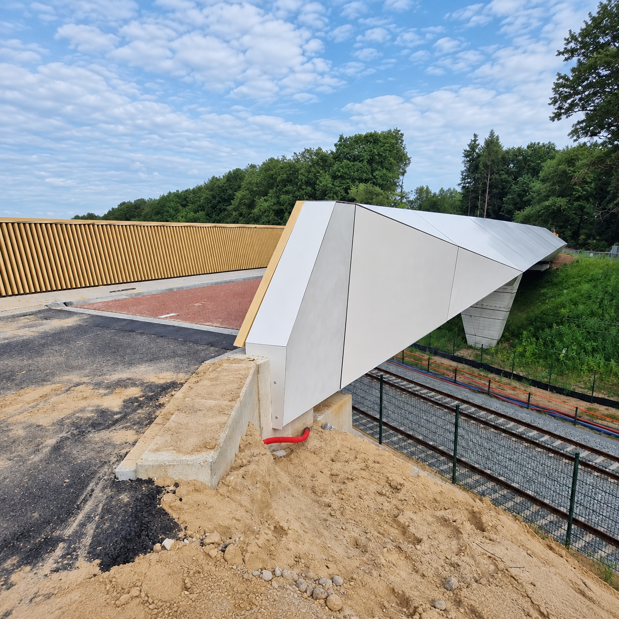 Detail van composiet randelementen aan de langzaamverkeersbrug in Ede