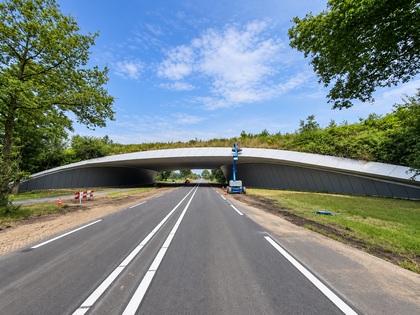 Ecoduct over de N33 met composiet randelementen langs het kunstwerk