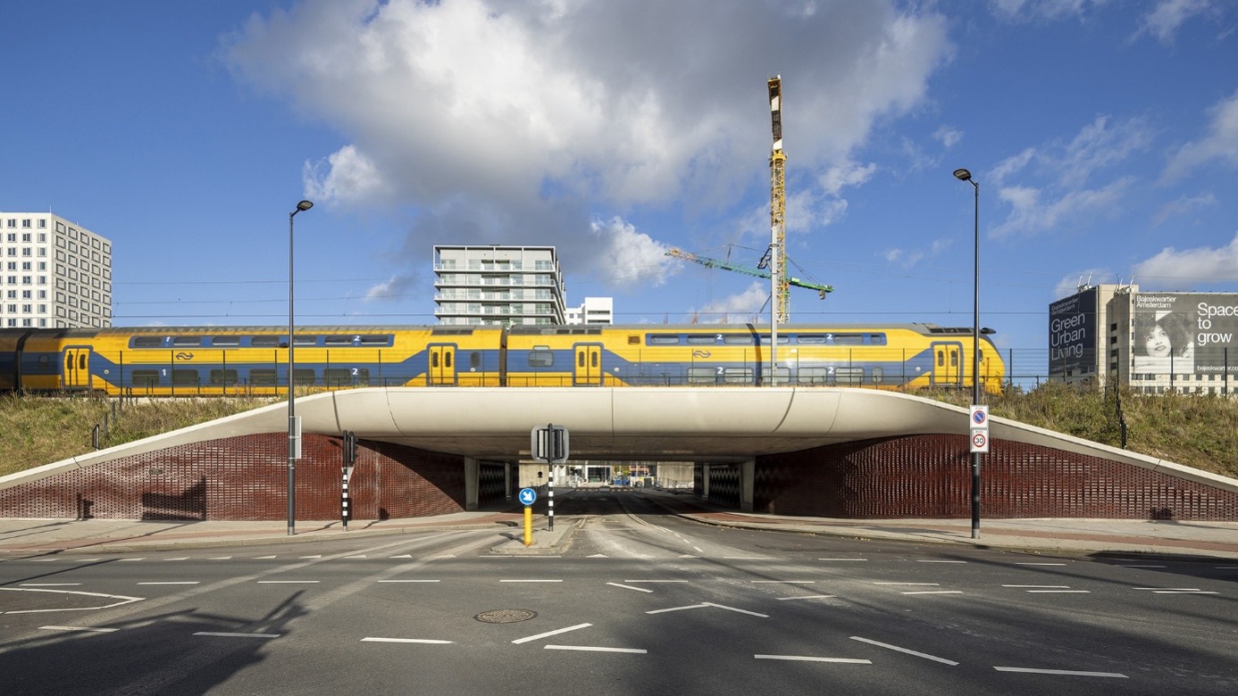 Onderdoorgang Amstelstroomlaan in Amsterdam onder het spoor
